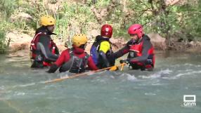 Formación de bomberos en el río Júcar a su paso por Cuenca