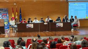  Participar en unas jornadas para hablar de las Consecuencias educativas y sanitarias del mal uso de las pantallas en etapa escolar y ser el ejemplo del BUEN uso de redes sociales. Así es Amparanimals, el programa de responsabilidad de Castilla-La Mancha Media con los animales, fomentando las acogidas y las adopciones, mientras muestra el trabajo de asociaciones y protectoras.

El martes, el programa Amparanimals participó en estas jornadas con profesionales de la educación y la sanidad como ejemplo de cómo las pantallas también pueden ser un buen lugar para la educación y el aprendizaje con productos de servicio público.

Muchas gracias a la Consejería de Sanidad, Consejería de Educación, al Colegio Público Cristobal Colón de Albacete que con su radio 'Onda Microlón' es otro ejemplo de buen trabajo; y a la Gerencia de Atención Integrada de Albacete por contar con nosotros.