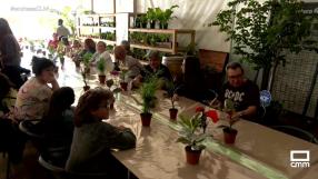 Aprendemos la técnica japonesa "Kokedama" en un taller de jardinería
