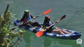 Usuarios de Aspaym recorren el embalse de Chincha en piragua
