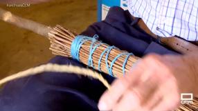 Cándido, un artesano de 97 años que continúa elaborando escobas