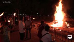 Desfile de antorchas en Albacete en la noche de San Juan