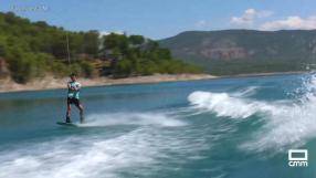 Hacer wakeboard y wadesurf en el Embalse de Entrepeñas