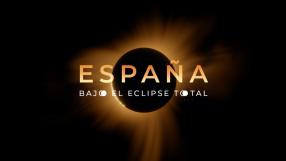 En agosto de 2026, España se prepara para vivir un acontecimiento que no se repite desde hace más de un siglo: un eclipse total de Sol. Antes de que la Luna proyecte su sombra sobre el país, científicos, instituciones y ciudadanos se movilizan para comprender, anticipar y prepararse para un fenómeno que es a la vez astronómico, social y profundamente humano.

 Este documental acompaña al espectador en los días y semanas previos al eclipse.  Explica qué es un eclipse total y por qué este es excepcional, reconstruye la memoria histórica de eclipses desde tiempos inmemoriales, y muestra cómo España se organiza ante una movilización sin precedentes: planes de seguridad, riesgos de incendios, salud visual, colapso de carreteras y saturación de infraestructuras.  Paralelamente, seguimos a científicos, divulgadores, “cazadores de eclipses” y aficionados —desde grandes observatorios hasta pequeños clubes astronómicos— mientras instalan instrumentos, afinan experimentos y esperan el momento exacto en que el cielo se apague.

 Fue precisamente un eclipse total, el del 29 de mayo de 1919, el que permitió poner a prueba la Teoría de la Relatividad General de Albert Einstein, gracias al experimento liderado por Arthur Eddington, que demostró que la gravedad curva la luz. Más de un siglo después, durante el eclipse de España, un equipo de investigadores reproducirá ese experimento con tecnología del siglo XXI, conectando pasado y presente de la ciencia en el corazón del documental.

 Los eclipses no solo confirman teorías: dejan una huella emocional profunda. Cuando la luz regresa, algo ha cambiado. El cielo vuelve a ser el mismo, pero quienes lo han vivido ya no lo son.

El episodio culmina en una cuenta atrás colectiva:  todo está listo, pero la experiencia aún no ha ocurrido. El país contiene la respiración ante la llegada de la sombra.