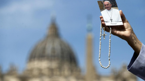 FOTODELDIA CIUDAD DEL VATICANO (VATICANO) 21/04/2025.- Una monja muestra una foto del papa Francisco durante su rezo este lunes en la Plaza de San Pedro en el Vaticano. El papa Francisco falleció este lunes a las 7.35 horas (5.35 GMT) en su residencia de la Casa Santa Marta, anunció en un vídeo mensaje el camarlengo, el cardenal Kevin Joseph Farrel. EFE/ Angelo Carconi