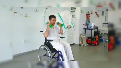 Fernando López Díaz, fisioterapeuta del Hospital Nacional de Parapléjicos nos propone una serie de ejercicios de fuerza que podemos realizar en casa.