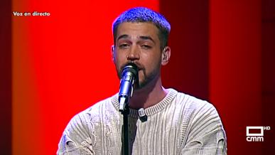 St. Pedro, finalista del Benidorm Fest, canta "Dos extraños" en directo