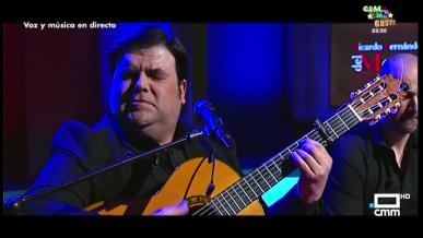 Ricardo Fernández del Moral canta en directo acompañándose de su guitarra
