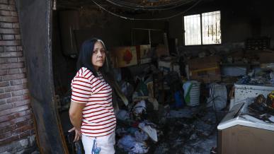 CASARRUBIOS DEL MONTE (TOLEDO) 18/07/2025.- Una mujer observa el estado de una vivienda de la urbanización Calypo Fado de la localidad toledana de Casarrubios del Monte. El incendio que se originó en Méntrida (Toledo) a primera hora de la tarde de ayer ha arrasado unas 3.000 hectáreas en pocas horas y avanzó hacia las localidades madrileñas de Navalcarnero y Villamanta, desalojando a unas 50 personas como medida preventivas. EFE/ Chema Moya