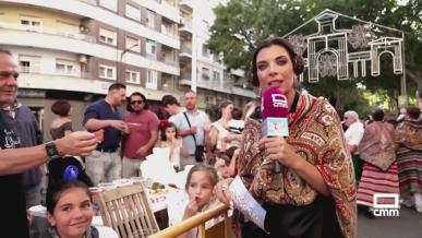 Gloria está pasando el día de la Virgen de los Llanos en la carpa de CMM
