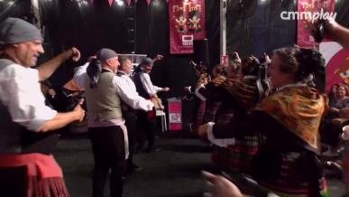 El grupo de Danzas Magisterio ponen a la Feria de Albacete a bailar manchegas