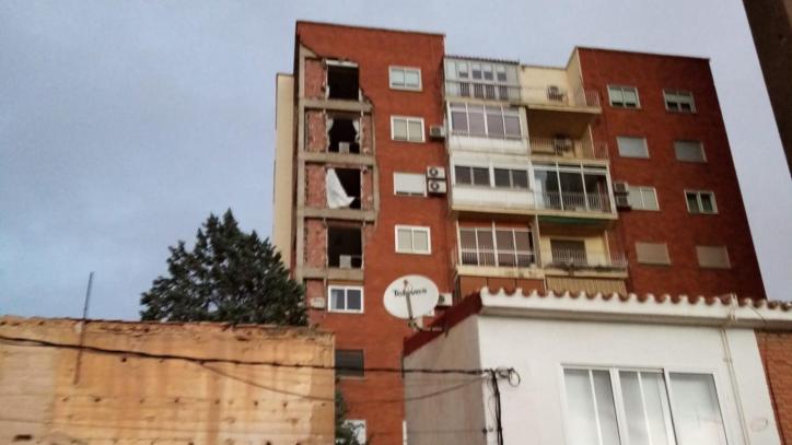 Desprendimiento de parte de una fachada de un edificio en Albacete por el viento