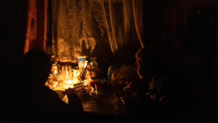 Kherson (Ucrania), 24/11/2022.- Svitlana cena con su hijo Serhiy en su casa, en Kherson, sur de Ucrania, ayer jueves. Svitlana y su hijo adulto Serhiy pasaron todo el tiempo en Kherson durante la ocupación rusa. En su casa, al igual que otras personas en Kherson, no tienen agua ni electricidad en este momento. El ejército ruso, después de su retirada de Kherson, destruyó la infraestructura crítica de la ciudad, incluidos los suministros de agua y electricidad. La falta de electricidad y agua corriente en la ciudad durante la temporada de invierno ha obligado a muchos lugareños a abandonar Kherson. EFE/ROMAN PILIPEY