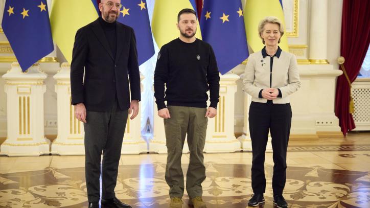 Kyiv (Ukraine), 03/02/2023.- A handout photo made available by the Ukrainian Presidential Press Service shows (L-R) European Council President Charles Michel, Ukraine's President Volodymyr Zelensky and European Commission President Ursula von der Leyen posing for a photograph during an EU-Ukraine summit in Kyiv (Kiev), Ukraine, 03 February 2023. The presidents of the European Council and European Commission, accompanied by 15 Commissioners, are visiting Kyiv to meet with Ukrainian top officials and take part in the EU-Ukraine summit, the first summit since the European Council granted Ukraine the status of EU candidate amid Russia's invasion. Ukraine applied for EU membership in February 2022 and was granted EU candidate status in June 2022. (Rusia, Ucrania) EFE/EPA/UKRAINIAN PRESIDENTIAL PRESS SERVICE HANDOUT -- MANDATORY CREDIT: UKRAINIAN PRESIDENTIAL PRESS SERVICE -- HANDOUT EDITORIAL USE ONLY/NO SALES