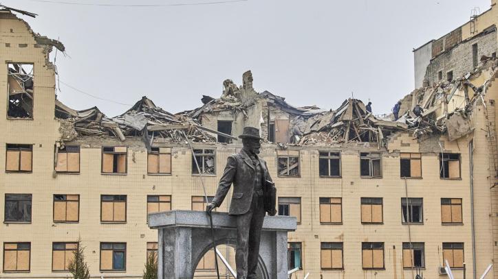 Kharkiv (Ukraine), 05/02/2023.- The statue of architect Alexei Beketov in front of a damaged building of the Kharkiv National University of Urban Economy following a missile strike in Kharkiv, northeastern Ukraine, 05 February 2023, amid Russia's invasion. At least four people were injured after two Russian missiles hit downtown Kharkiv on 05 February, the head of the Kharkiv regional military administration, Oleg Sinegubov wrote on telegram. Kharkiv and surrounding areas have been the target of heavy shelling since February 2022, when Russian troops entered Ukraine starting a conflict that has provoked destruction and a humanitarian crisis. (Rusia, Ucrania) EFE/EPA/SERGEY KOZLOV