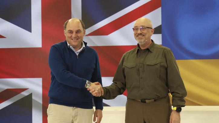 El Ministro de Defensa de Inglaterra junto con su homólogo en Ucrania