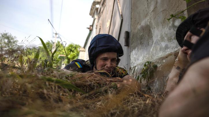 Servicios de emergencia ucranianos se refugian de ataques de artillería rusos en Jersón (Ucrania)