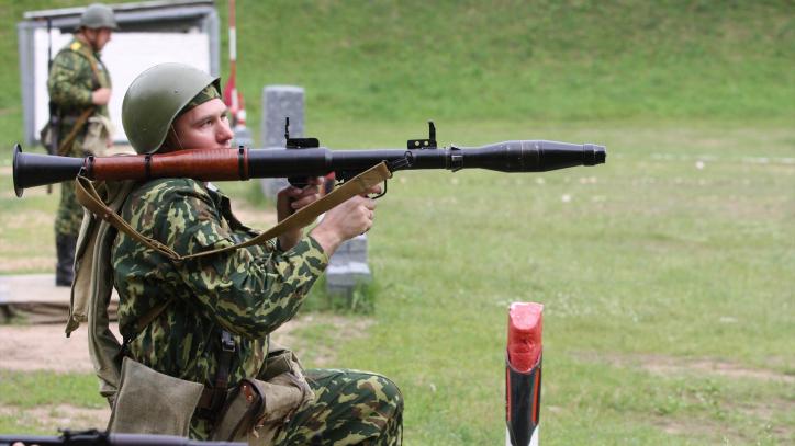 Soldado bielorruso entrenando con un cohete RPG en Minsk, Rusia (FOTO DE ARCHIVO) 19 de junio de 2012