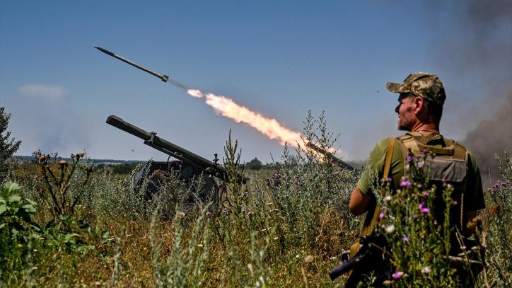 Soldados de la brigada de defensa territorial de Dnipro atacan a las fuerzas ocupantes rusas, Región de Zaporiyia, Ucrania. ARCHIVO. 13 de julio de 2023