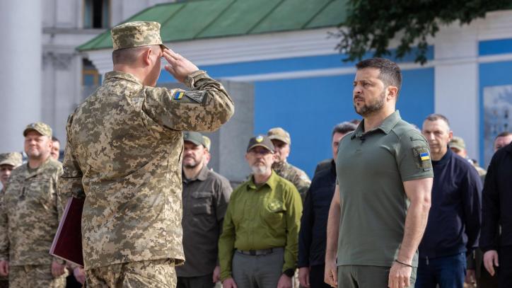 zelensky visita el frente de guerra en Bajmut