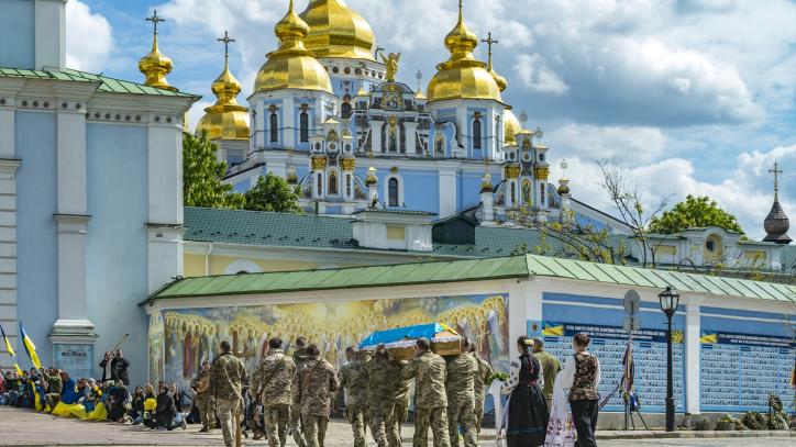 Soldados ucranianos escoltan el féretro de un solado caído en el frente durante su funeral en el monasterio de San Miguel de las Cúpulas Doradas, Kiev.  (Foto de ARCHIVO) 09/5/2023
09/5/2023 ONLY FOR USE IN SPAIN