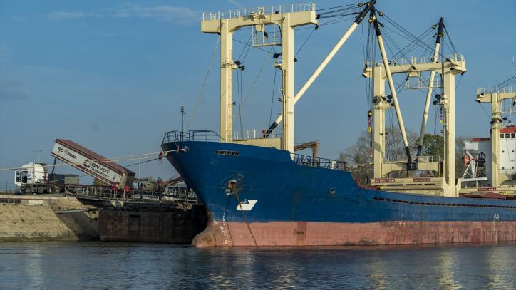 Llenado de grano de un barco atracado en un puerto occidental de Ucrania.
(Foto de ARCHIVO)
02/11/2022