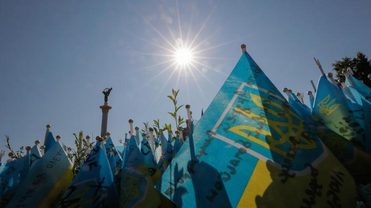 Kyiv (Ucrania), 08/04/2023.- Las banderas ucranianas se colocan en la Plaza de la Independencia en conmemoración de los soldados ucranianos caídos, en el centro de Kiev, Ucrania, el 04 de agosto de 2023, en medio de la invasión rusa. Los ucranianos llamaron a las autoridades para encontrar y devolver a sus familiares del cautiverio ruso. Las tropas rusas entraron en territorio ucraniano el 24 de febrero de 2022, iniciando un conflicto que ha provocado destrucción y una crisis humanitaria. (Rusia, Ucrania, Kiev) EFE/EPA/SERGEY DOLZHENKO