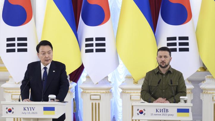 El presidente de Corea del Sur, Yoon Suk Yeol, y su homólogo ucraniano, Volodimir Zelenski
Europa Press/Contacto/President Of Ukraine
15/7/2023