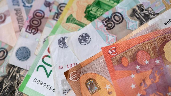 Billetes en rublos rusos y billetes en euros.