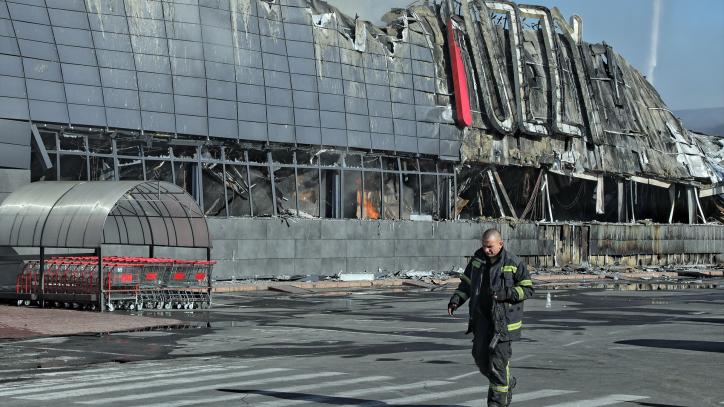 Uno de los hipermercados más grandes se muestra después de que se incendiara como resultado de la huelga nocturna rusa, Odesa, en el sur de Ucrania.