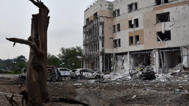 Cráter y destrucción en un hotel provocados por el impacto de un misil ruso en la ciudad de Zaporiyia. 
11/8/2023