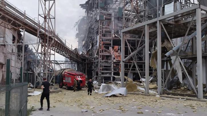Una fotografía proporcionada por Andriy Yermak, jefe de la Oficina del Presidente de Ucrania, muestra las consecuencias de un ataque nocturno con cohetes contra una fábrica de productos lácteos en la región de Poltava, Ucrania, el 28 de agosto de 2023, en medio de la invasión rusa