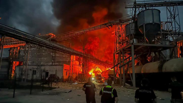 Una fotografía proporcionada por Andriy Yermak, jefe de la Oficina del Presidente de Ucrania, muestra las consecuencias de un ataque nocturno con cohetes contra una fábrica de productos lácteos en la región de Poltava, Ucrania, el 28 de agosto de 2023, en medio de la invasión rusa.