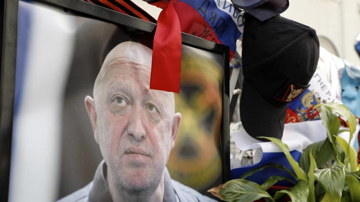 Un retrato del jefe del Grupo Wagner, Yevgeny Prigozhin, en su memoria en Moscú, el 28 de agosto de 2023. El avión en el que viajaba Prigozhin se estrelló el pasado miércoles en el oeste de Rusia. EFE/EPA/MAXIM SHIPENKOV