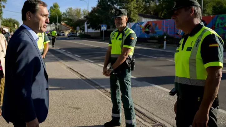 El delegado del Gobierno en Castilla-La Mancha durante la anterior legislatura, Francisco Tierraseca, con agentes de la Guardia Civil