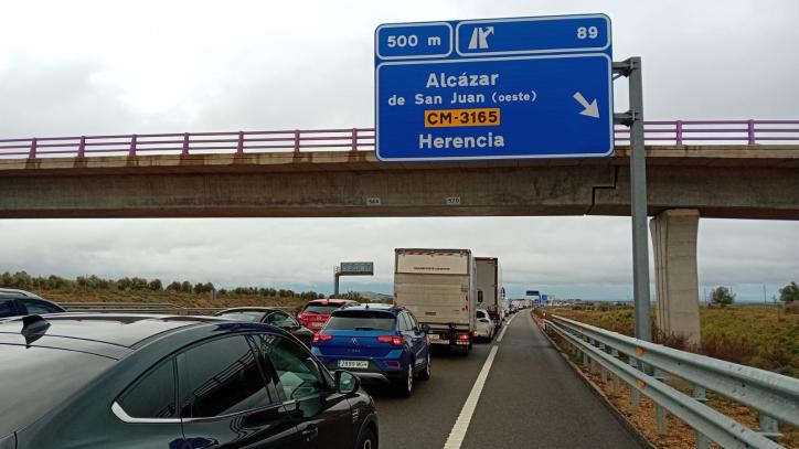 Retenciones en la Autovía de los Viñedos en Alcázar de San Juan (Ciudad Real)