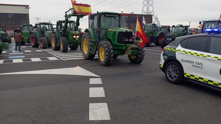 La Guardia Civil facilita el regreso de los tractores desde Desguaces La Torre a sus lugares de origen