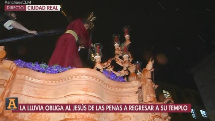 La procesión de Jesús de las Penas (Ciudad Real) regresa a la iglesia por la lluvia