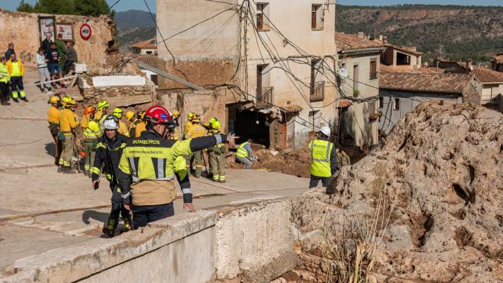 Varios bomberos trabajan en una zona afectada, a 30 de octubre de 2024, en Letur,