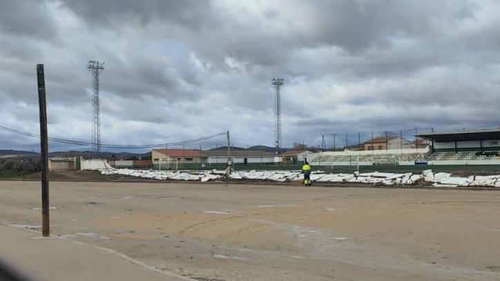Derrumbe de una de las paredes del campo de fútbol en Consuegra (Toledo)
