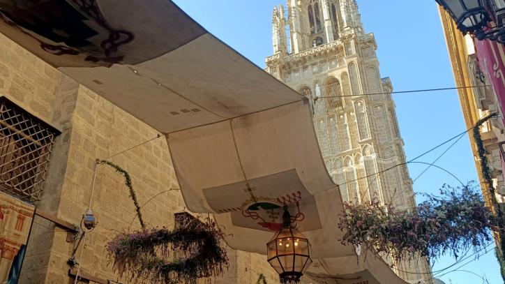 Imagen de esta mañana de la catedral y los toldos en Toledo