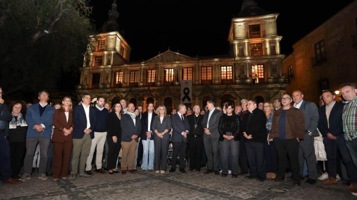Minuto de silencio convocado por la FEMP y celebrado en la plaza del Ayuntamiento e Toledo con presencia del alcalde de la ciduad, el presidente de castilla-La Mancha y las ministras castellanomanchegas.