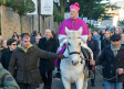 El nuevo obispo de Sigüenza-Guadalajara llega a la ciudad como manda la tradición: a lomos de una yegua