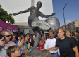 Andrés Iniesta visita su escultura en honor al gol que nos hizo campeones del mundo