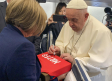 El papa Francisco firma una camiseta enviada por la familia de Mateo, el niño asesinado en Mocejón
