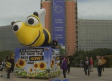 Europa da luz verde a restringir el uso de pesticidas para proteger a las abejas