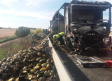 El incendio de un camión de frutas corta durante varias horas la A-3, sentido Madrid