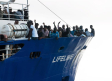 El "Lifeline" con 230 migrantes a bordo, sigue sin puerto, ante la negativa de Italia y Malta