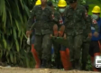 Un médico y soldados acompañan a los niños atrapados en la cueva tailandesa