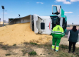 Vuelca un camión de soja en la carretera de Valencia en Albacete